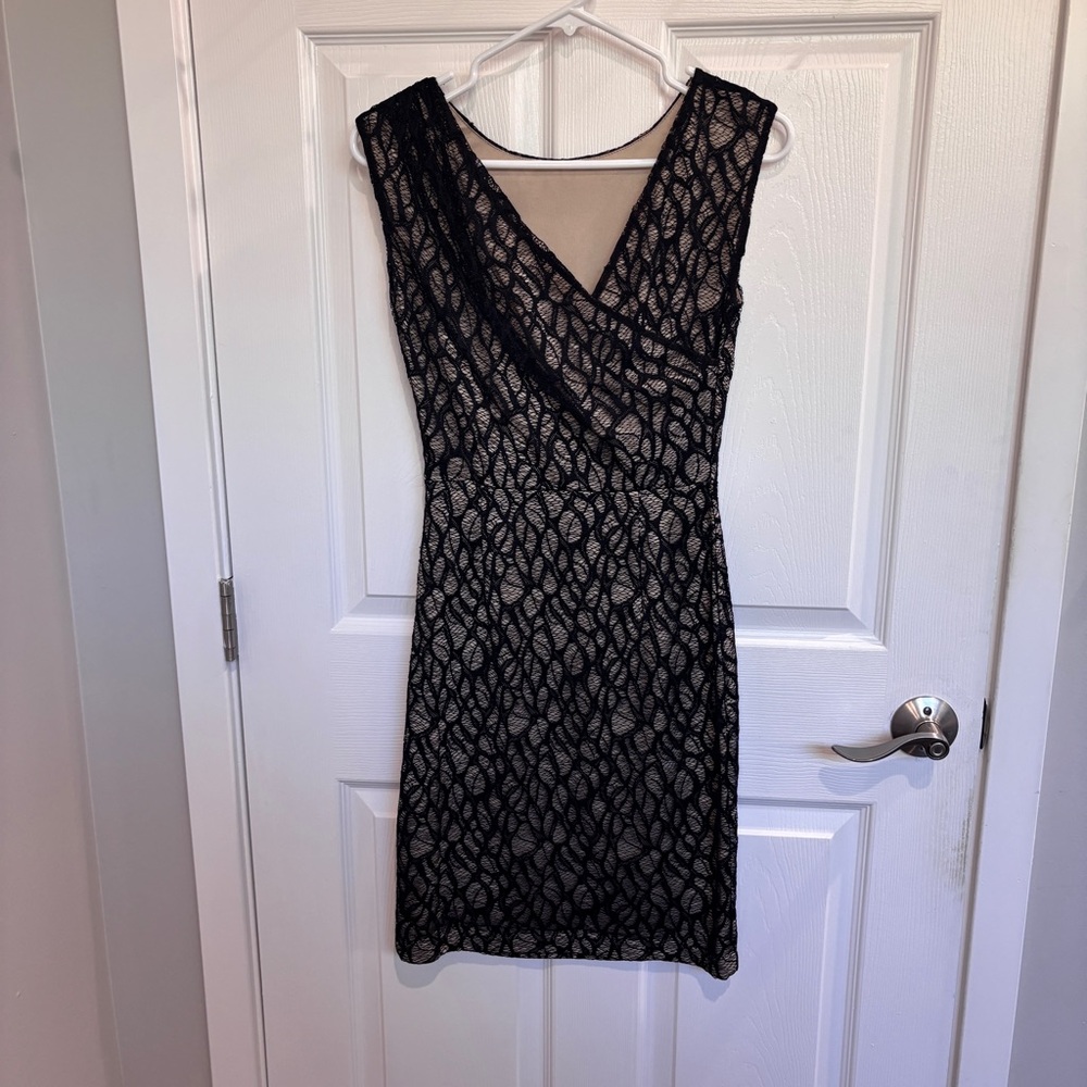 REISS Alma Gathered Lace Dress - Picture 4 of 6